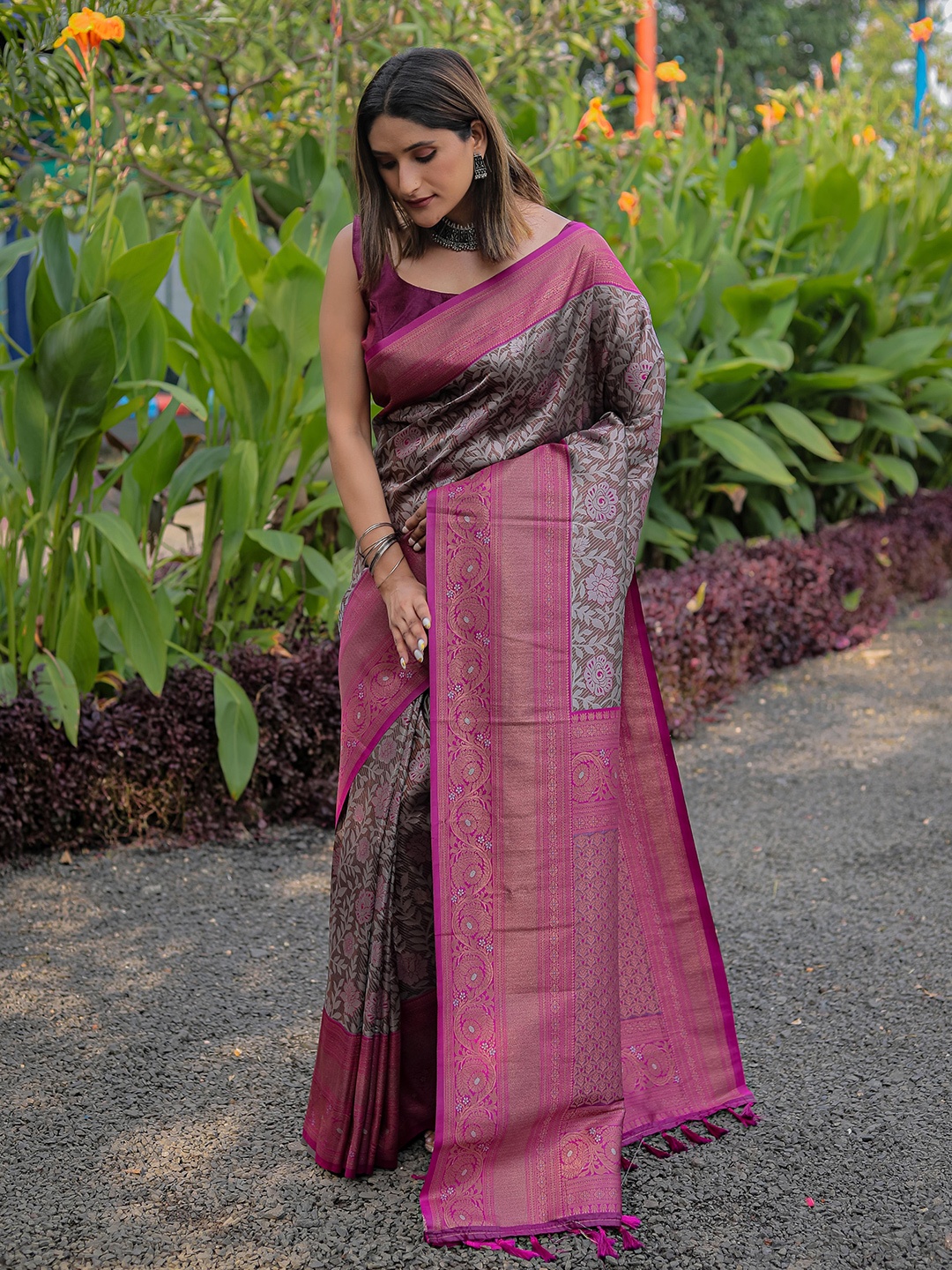 

Mitera Purple & Gold-Toned Floral Zari Silk Blend Kanjeevaram Saree