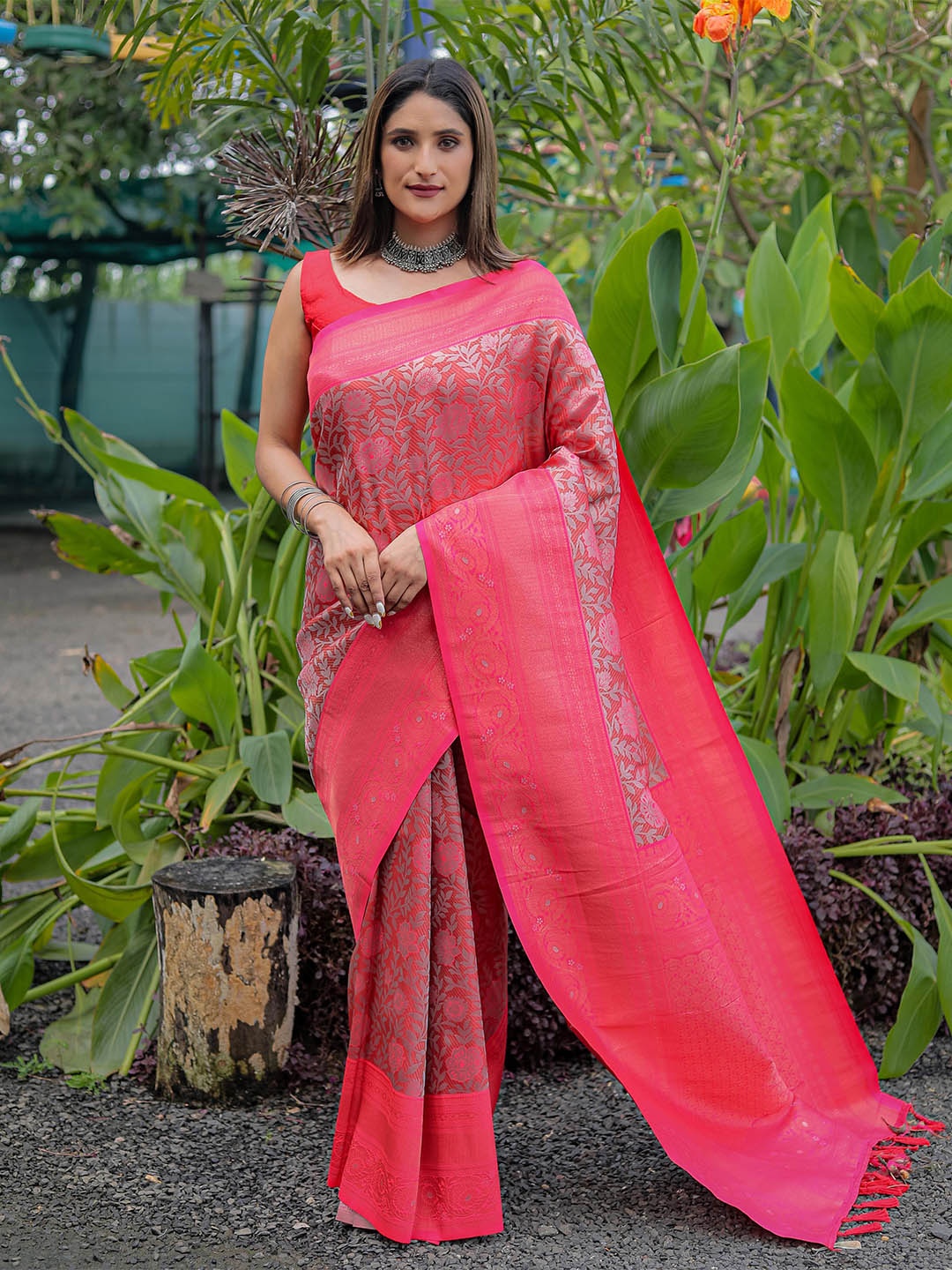 

Mitera Red & Pink Floral Zari Silk Blend Kanjeevaram Saree