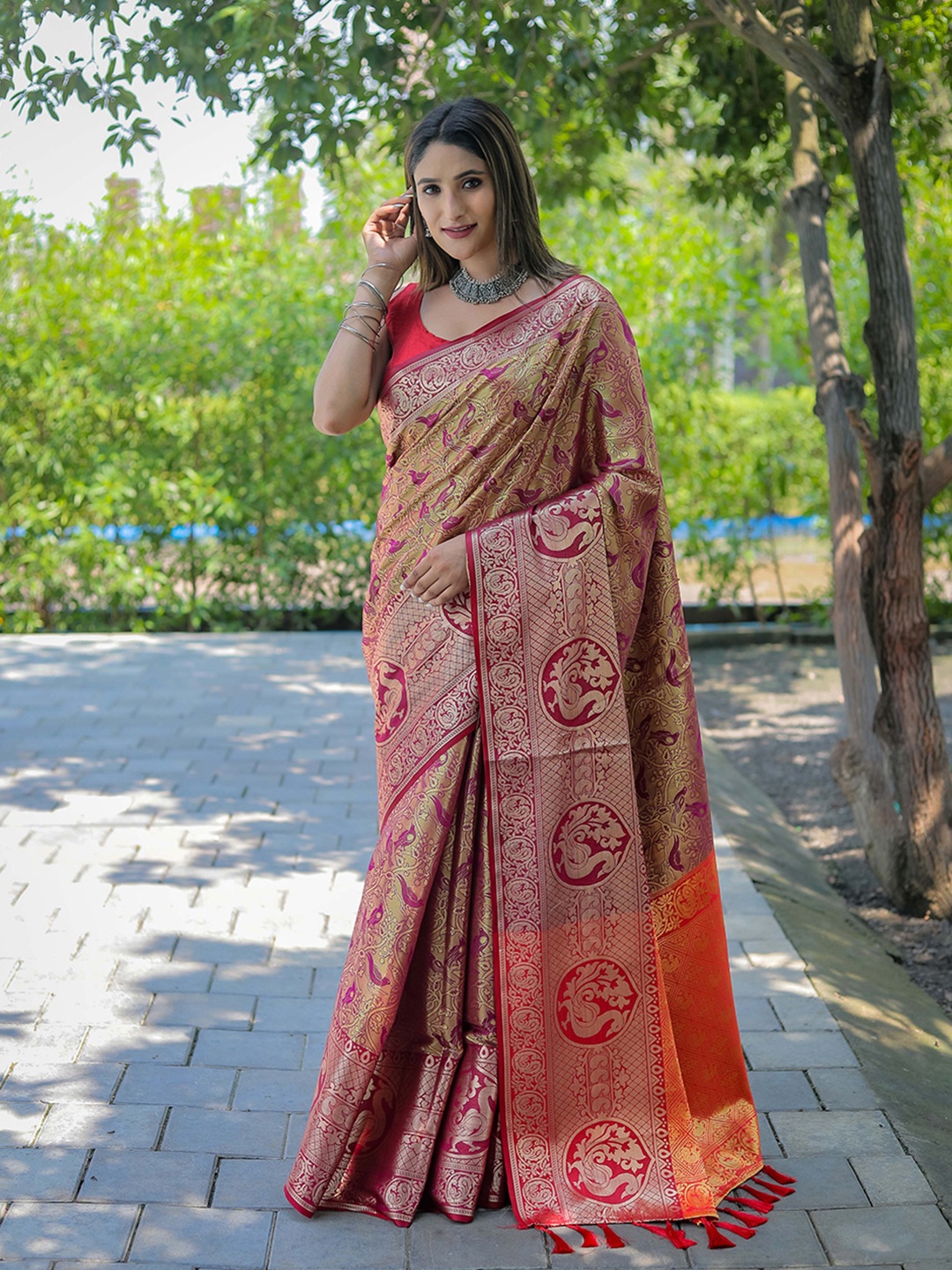 

Mitera Purple & Gold-Toned Woven Design Zari Silk Blend Kanjeevaram Saree