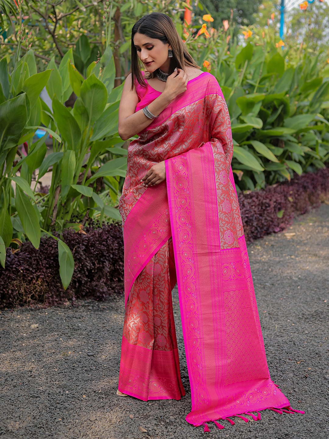 

Mitera Pink & Gold-Toned Woven Design Zari Silk Blend Kanjeevaram Saree