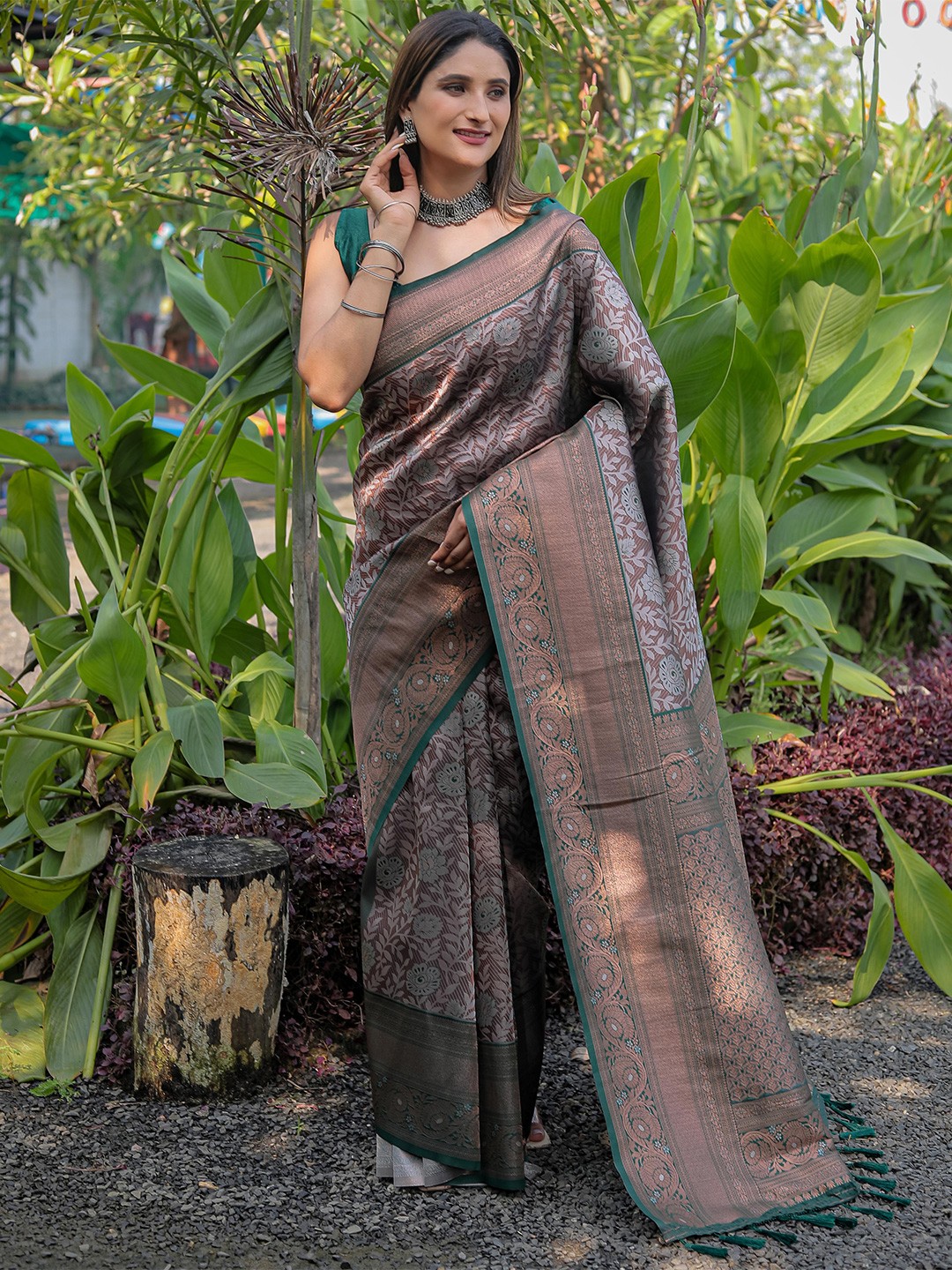 

Mitera Green & Gold-Toned Woven Design Zari Silk Blend Kanjeevaram Saree