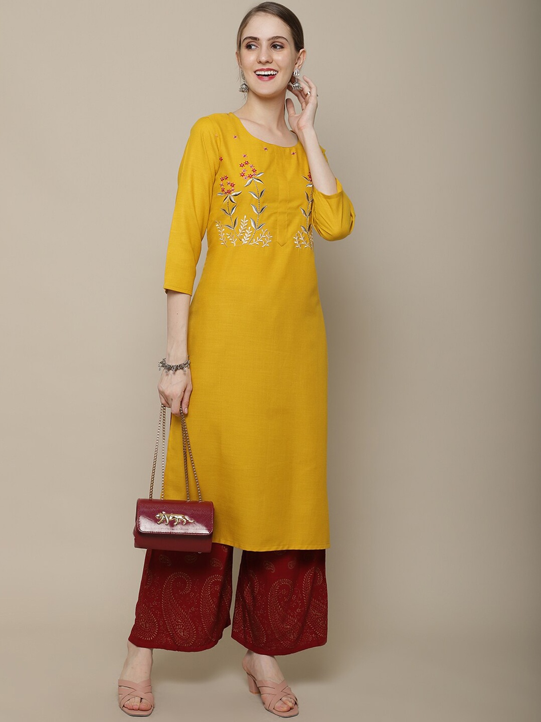 

Sangria Women Mustard Yellow & White Floral Yoke Design Thread Work Kurta