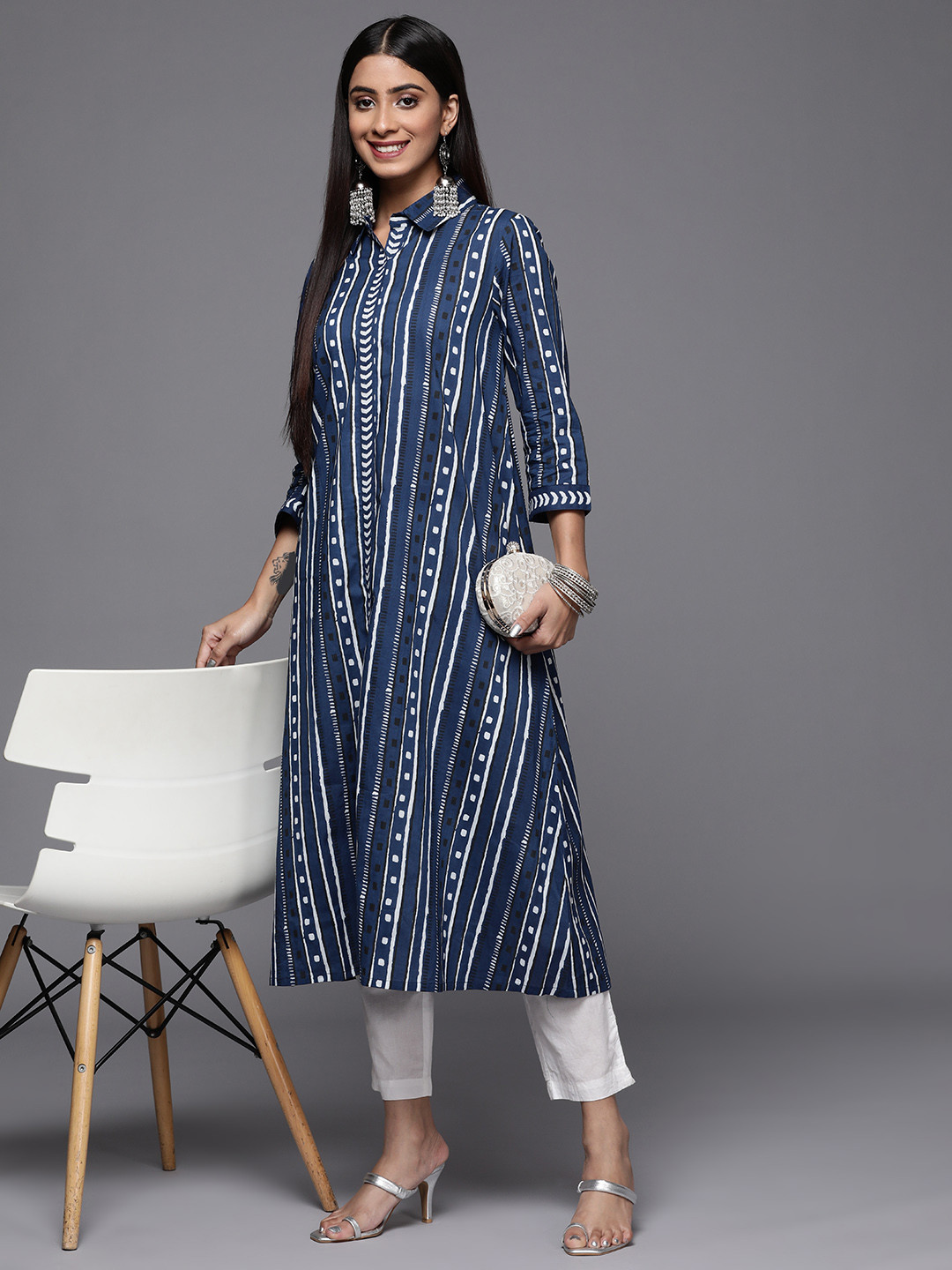 

Varanga Women Geometric Screen Printed Cotton Straight Kurta, Navy blue