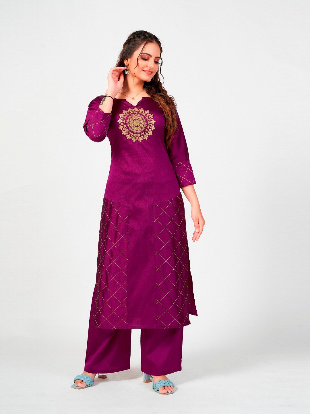 

APNISHA Women Purple Floral Embroidered Kurta