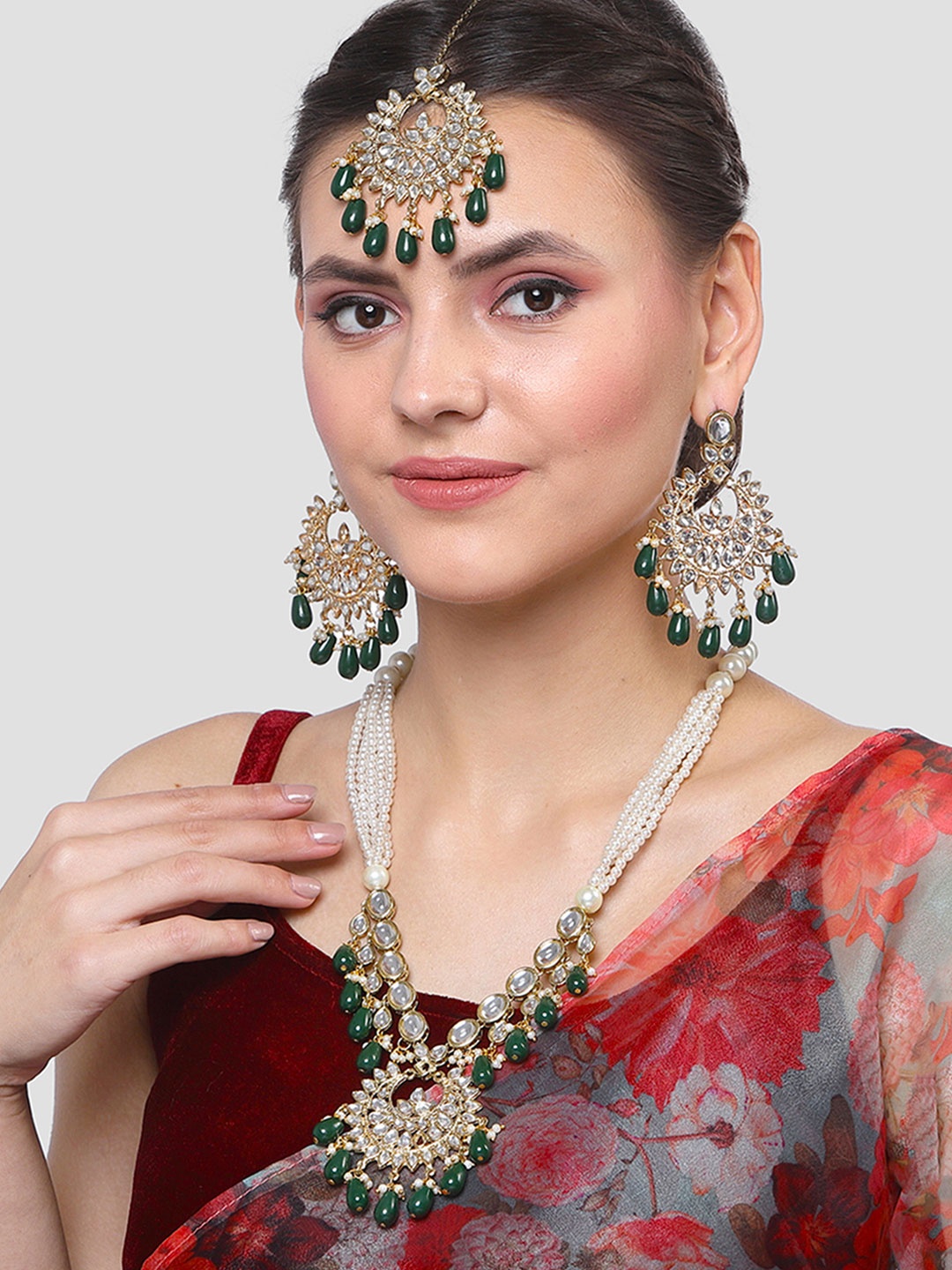 

KARATCART Gold-Plated White & Green Kundan-Studded Beaded Jewellery Set