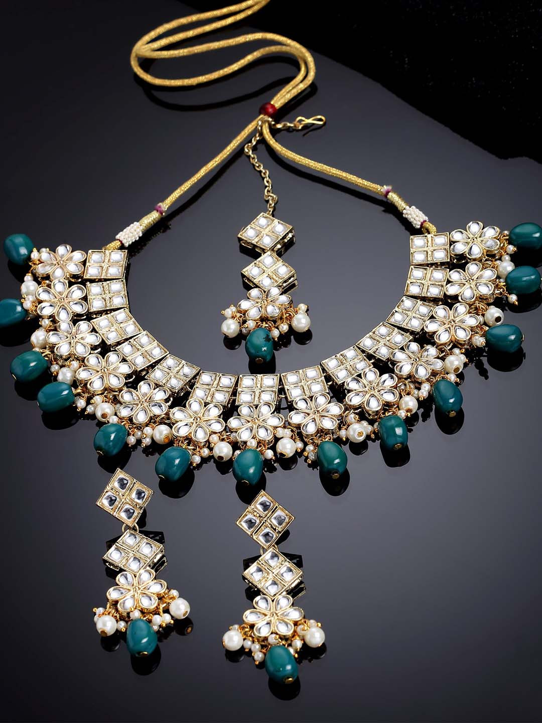 

KARATCART Gold-Plated White Kundan-Studded & Beaded Jewellery Set