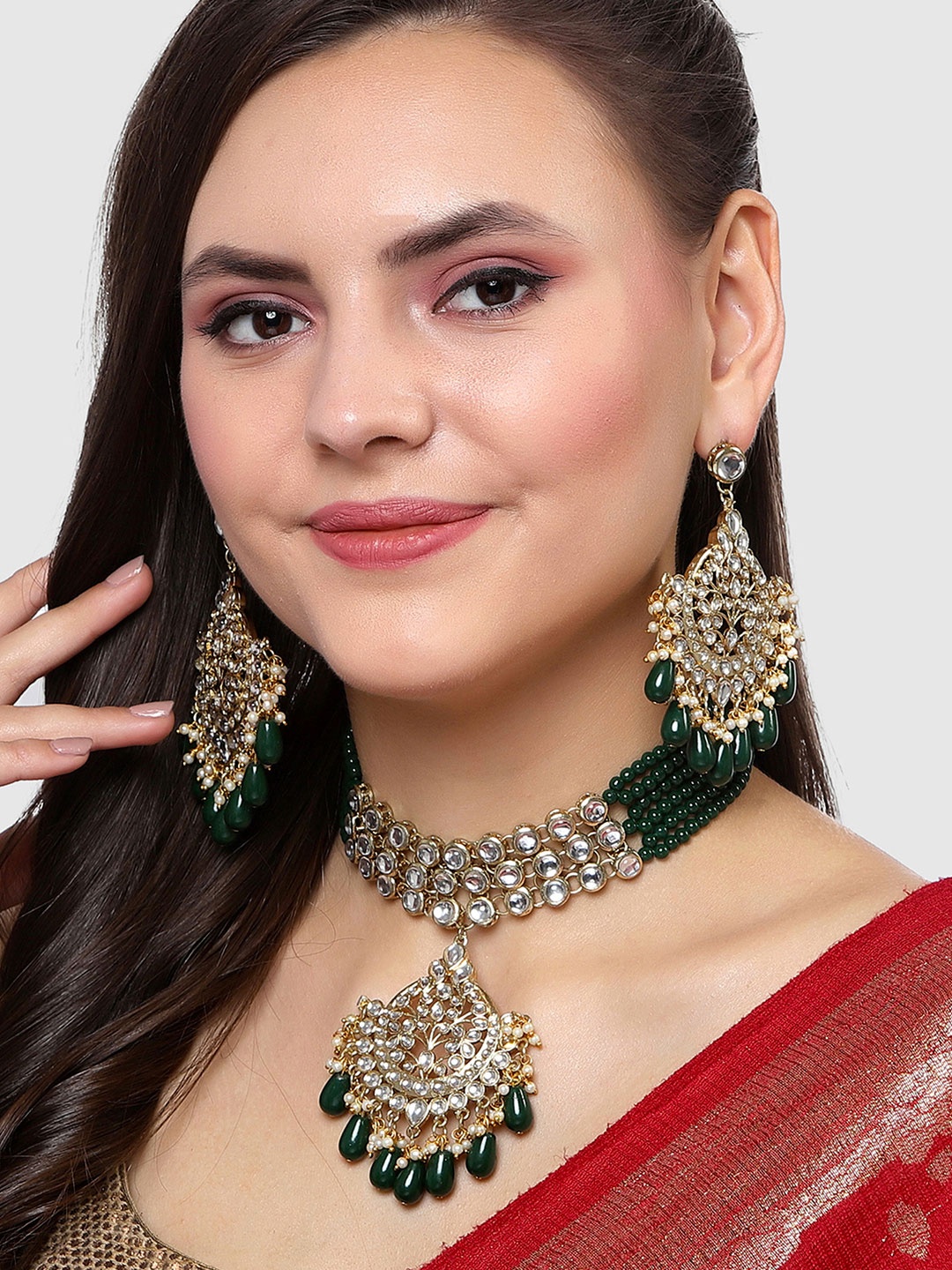 

KARATCART Gold-Plated Green & White Kundan Studded & Beaded Handcrafted Jewellery Set