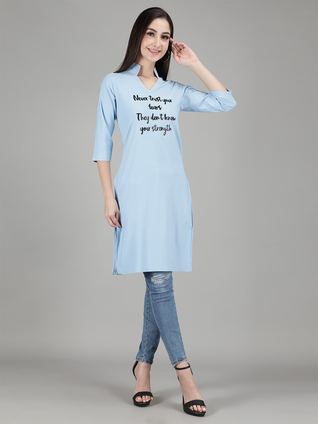 

Sonex Gold Women Blue Solid V-Neck Kurti