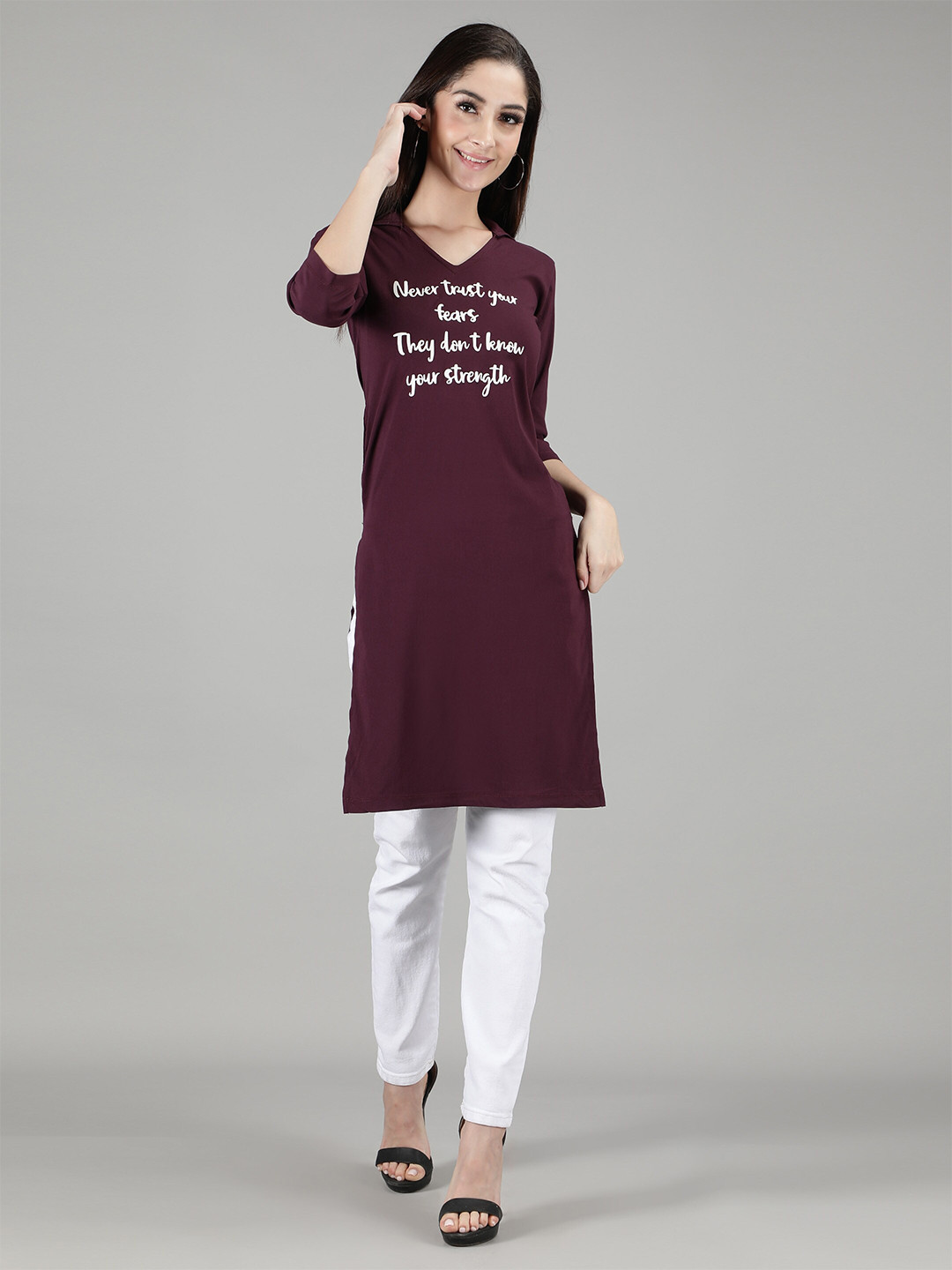 

Sonex Gold Women Red Solid V-Neck Kurti