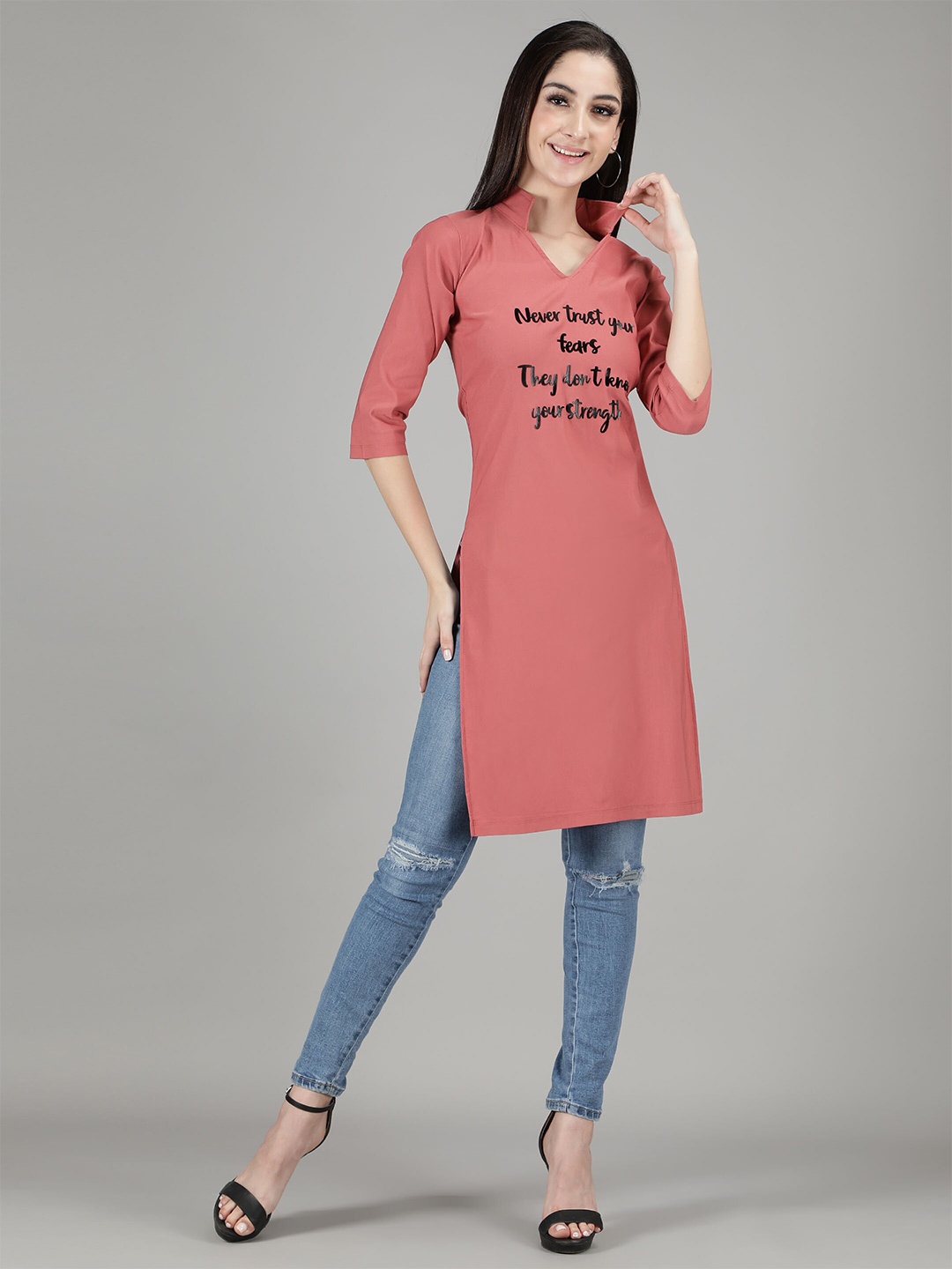 

Sonex Gold Women Red Solid V-Neck Kurti