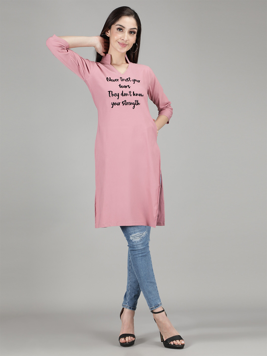 

Sonex Gold Women Pink Solid V-Neck Kurti