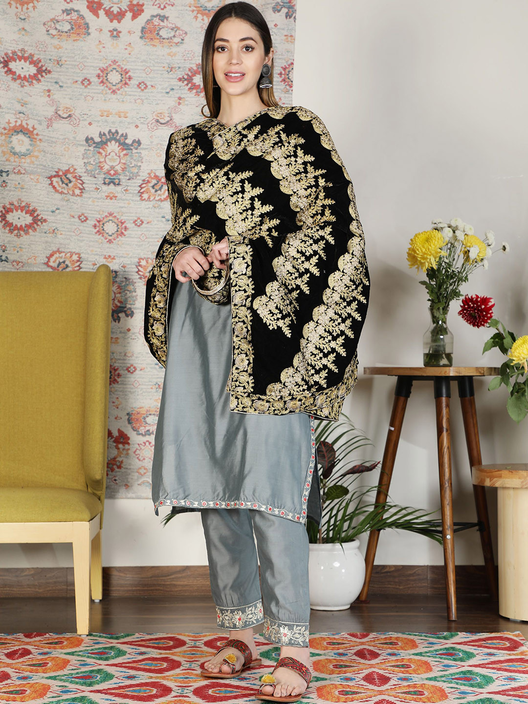 

Moda Chales Women Black Embroidered Velvet Shawl