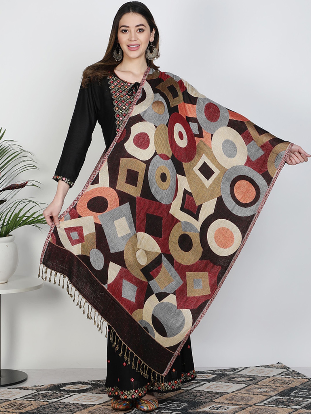 

Moda Chales Women Black & Brown Geometric Printed Shawl
