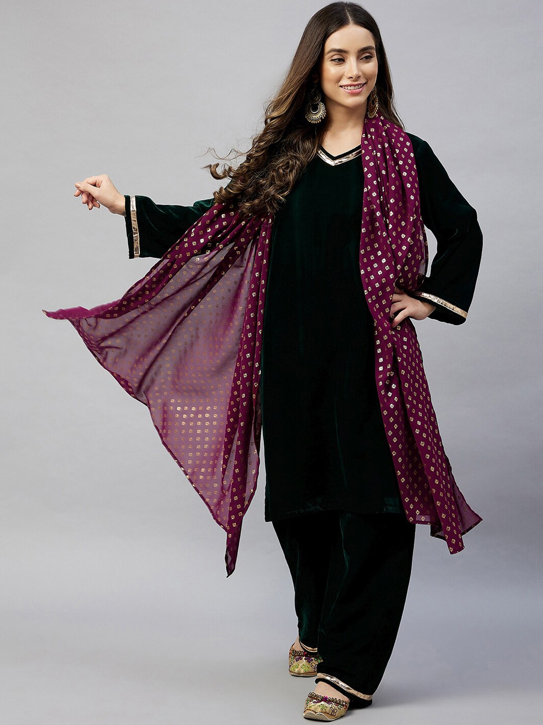 

InWeave Women Green Solid Velvet Straight Kurta with Trousers & With Dupatta