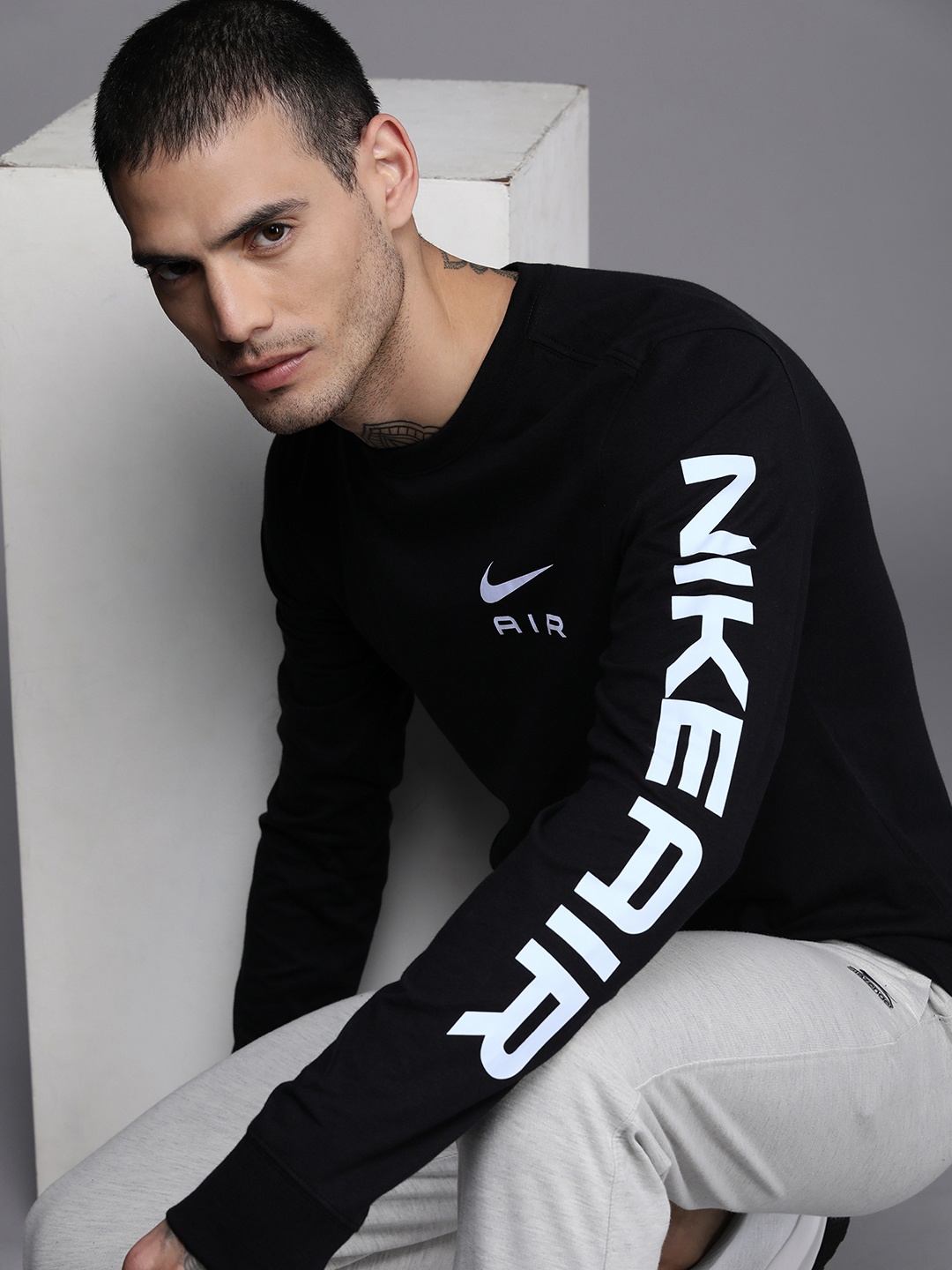 

Nike Men Black Solid Pure Cotton T-shirt with Brand Logo Detailed sleeves