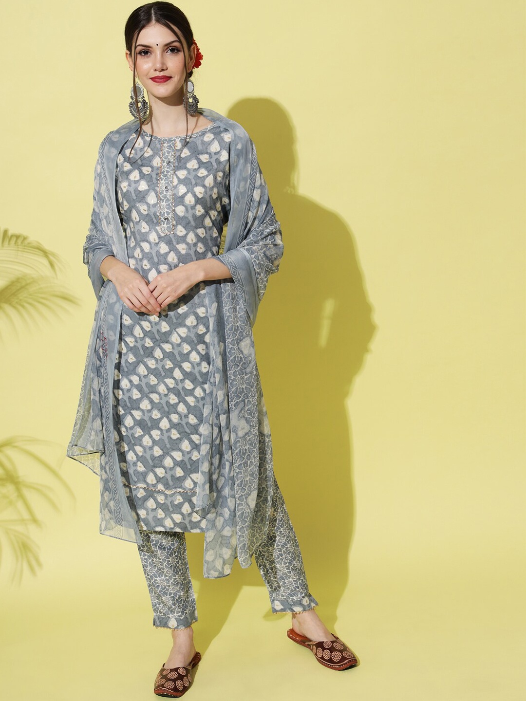 

VredeVogel Women Grey Floral Printed Kurta Set With Dupatta