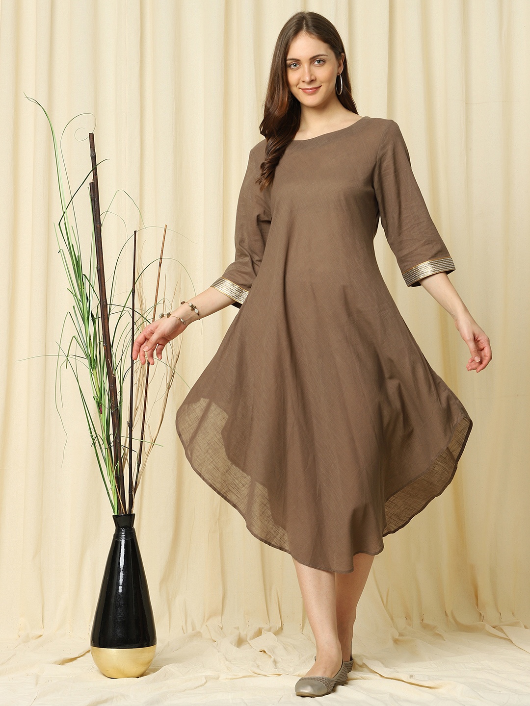 

Indifusion Women Beige Boat Neck Curved Hem Chanderi Silk Kurta