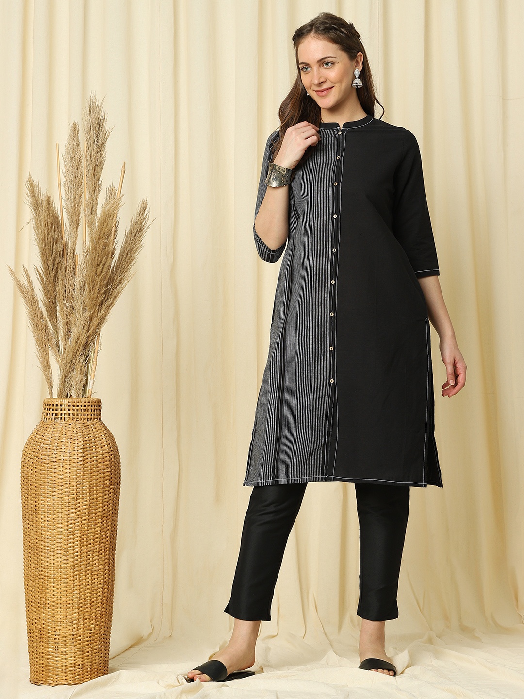 

Indifusion Women Black & Grey Printed Chanderi Silk Kurta