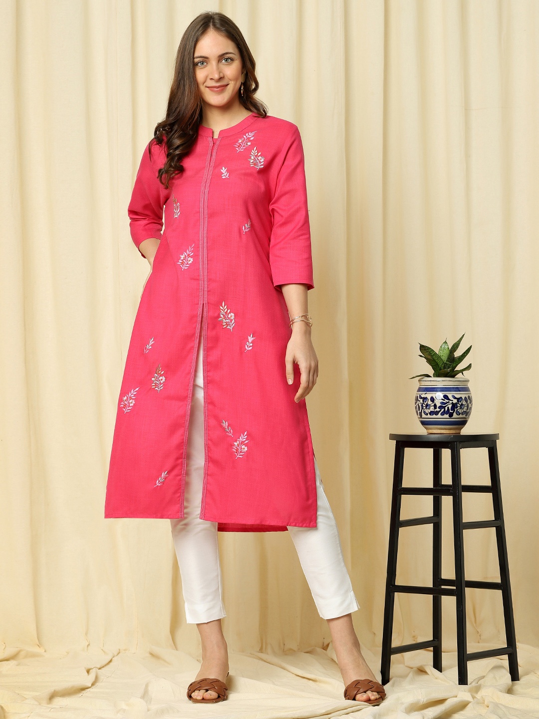

Indifusion Women Pink Floral Embroidered Thread Work Chanderi Silk Kurta