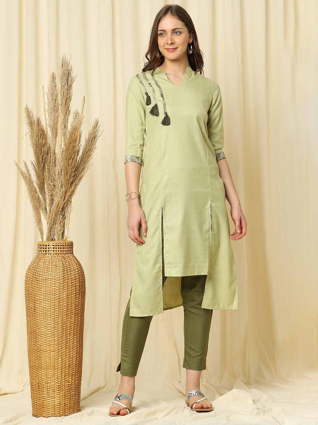 

Indifusion Women Green Mandarin Collar Thread Work Chanderi Silk Kurta