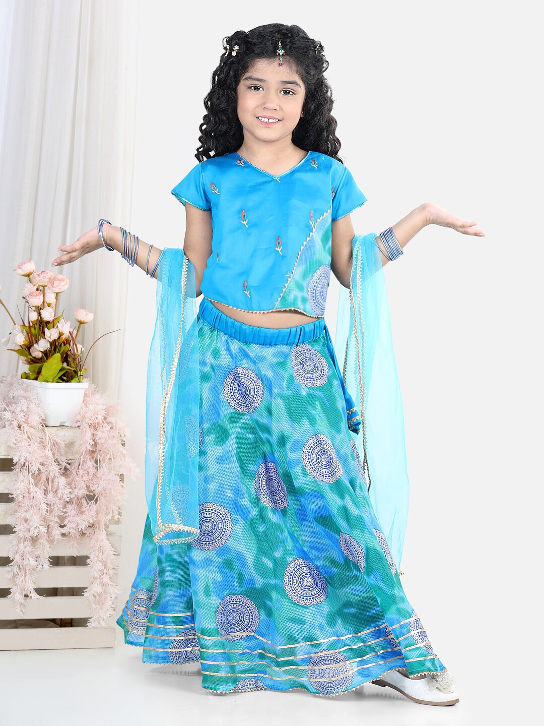 

Here&Now X Kinder Kids Girls Blue & Off White Printed Lehenga & Blouse With Dupatta