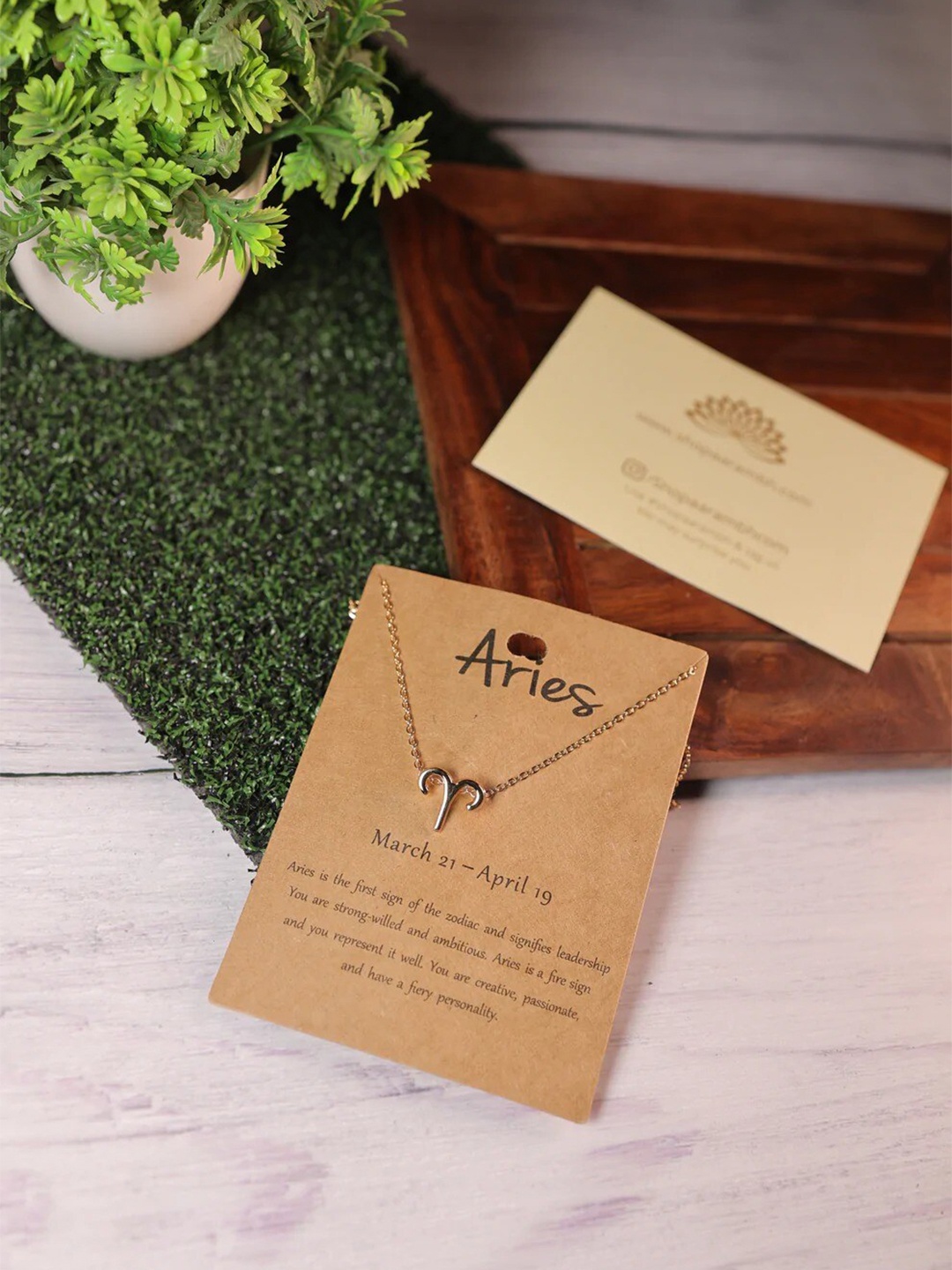 

Pinapes Unisex Gold-Toned Gold-Plated Necklace