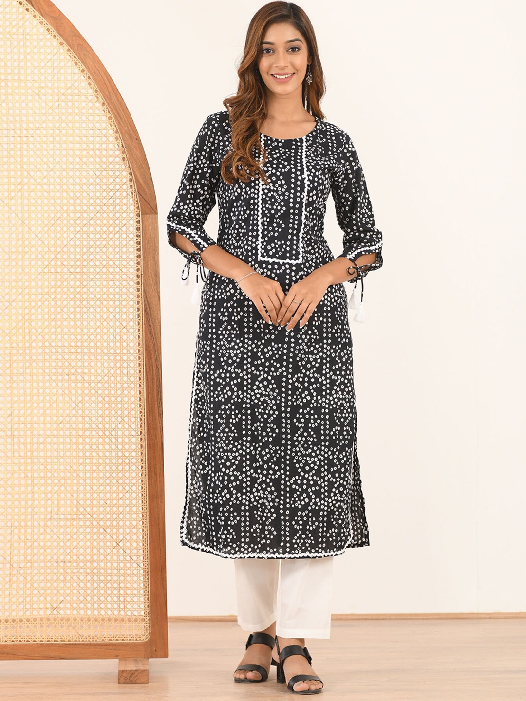 

Aaheli Women Black Bandhani Printed Pure Cotton Kurta with Pyjamas
