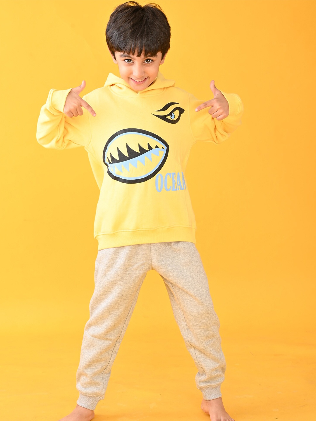 

Anthrilo Boys Yellow & Grey Printed Hooded Sweatshirt With Joggers