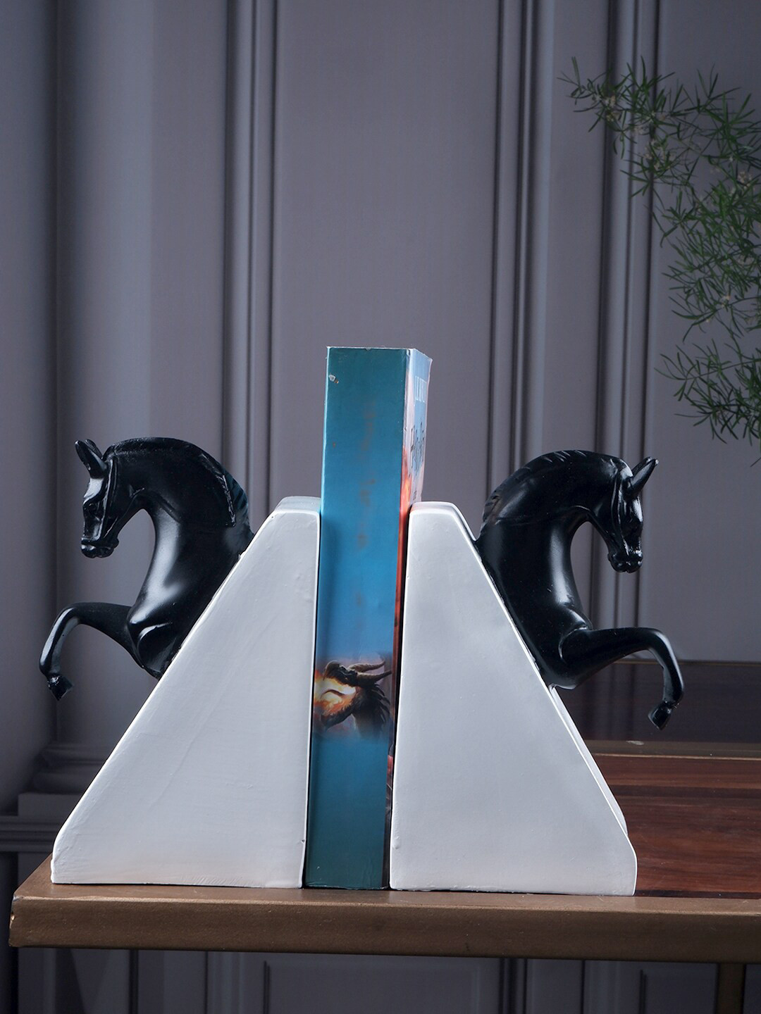 

THE WHITE INK DECOR Black Solid Premium Book Ends Showpiece