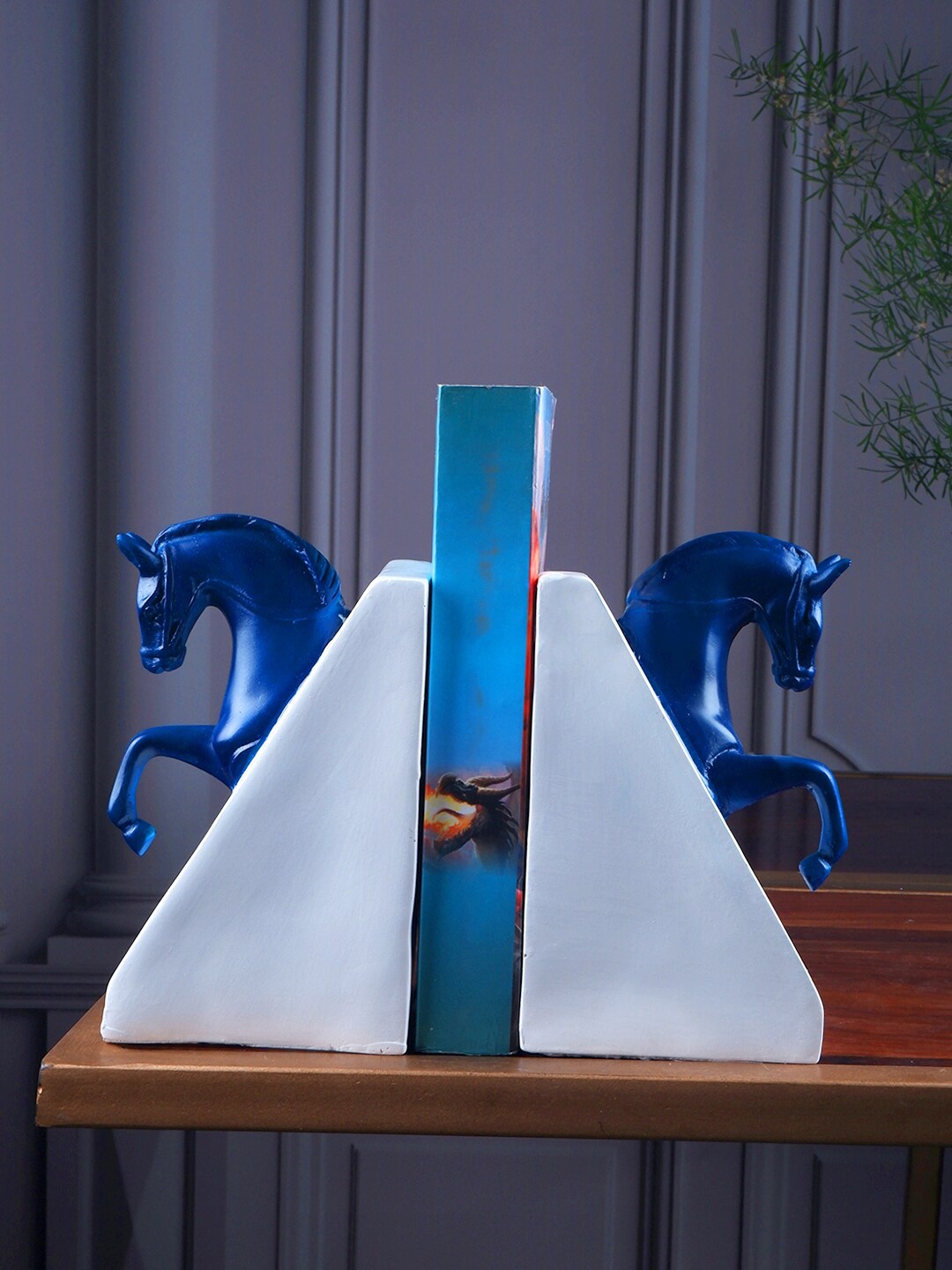 

THE WHITE INK DECOR Blue & White Book Ends Showpiece