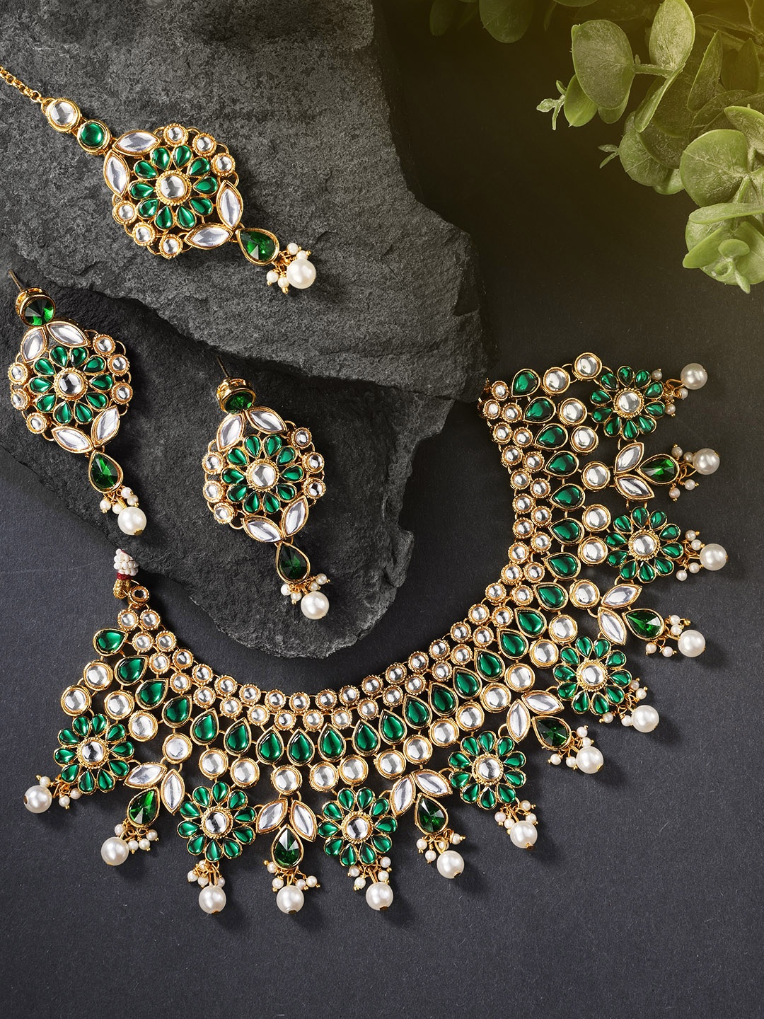 

Peora Gold-Plated Kundan Flower Shape Choker Necklace Earring & Maangtikka Jewellery Set, Green