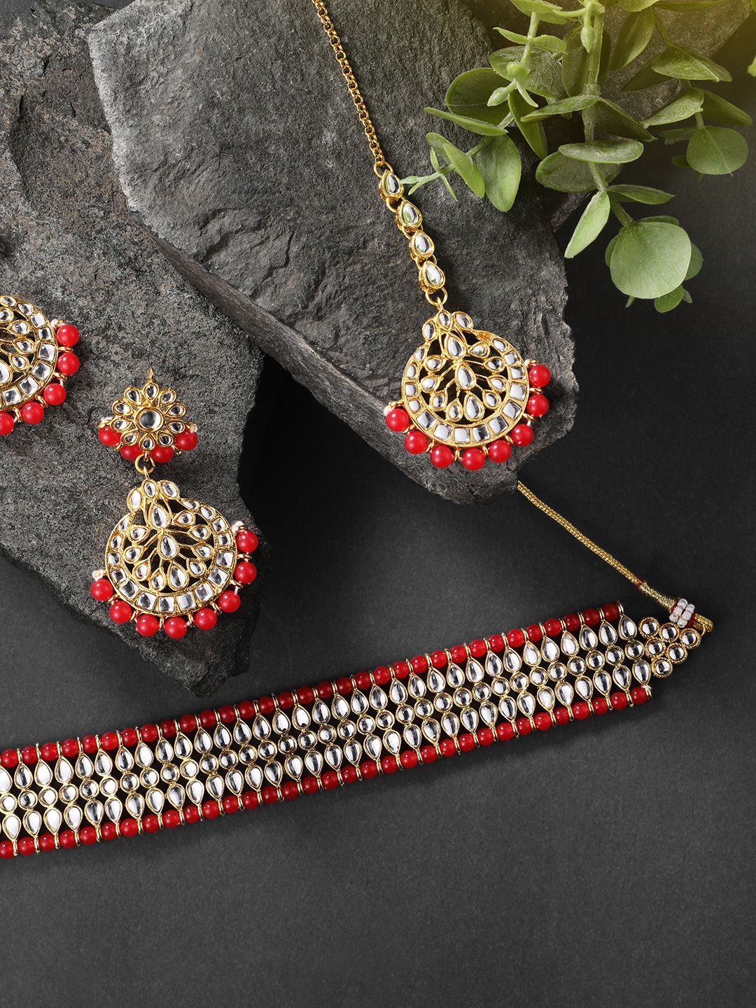 

Peora Gold-Plated Kundan Choker Necklace Earring & Maang Tika, Red