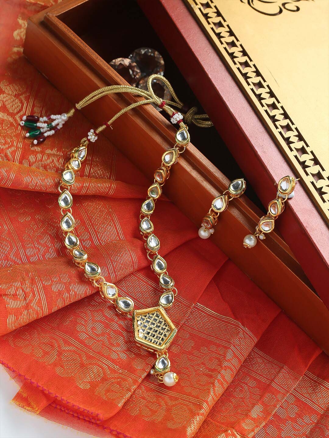 

MAD CLUB Gold-Toned & Plated White Kundan Studded Jewellery Set