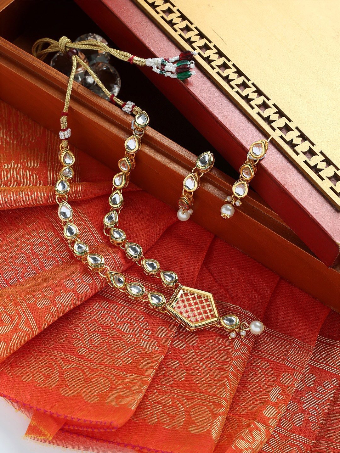 

MAD CLUB Gold-Plated & White Kundan Stone-Studded Pearl Jewellery Set