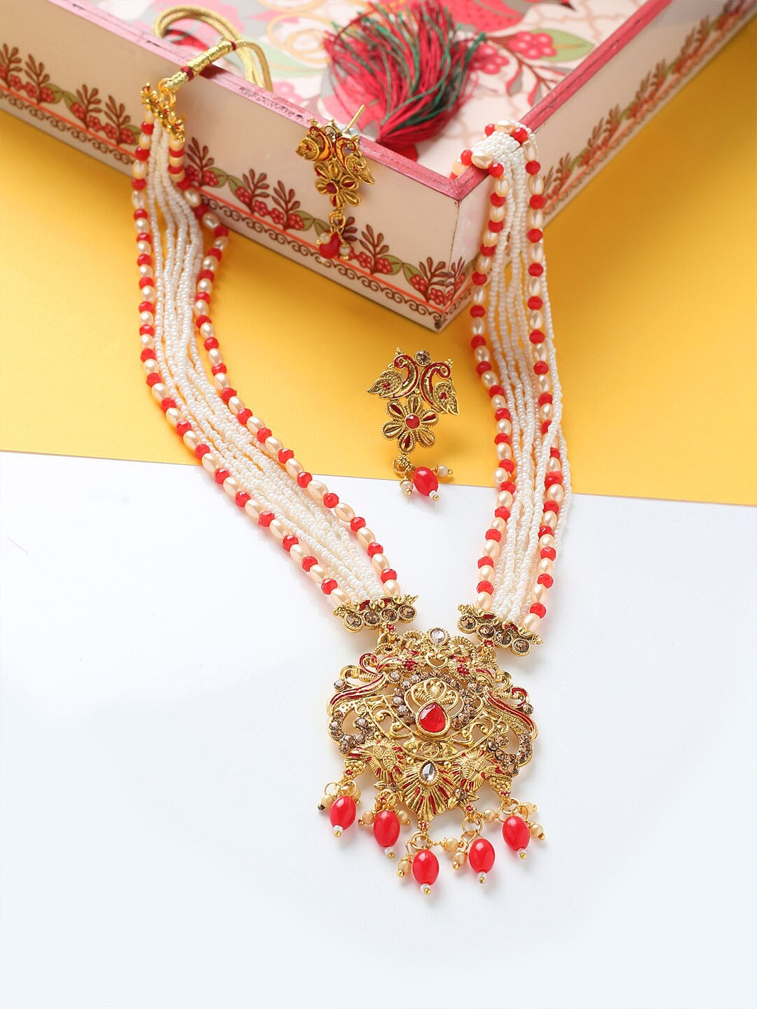 

MAD CLUB Gold-Plated White & Red Kundan Studded & Beaded Jewellery Set