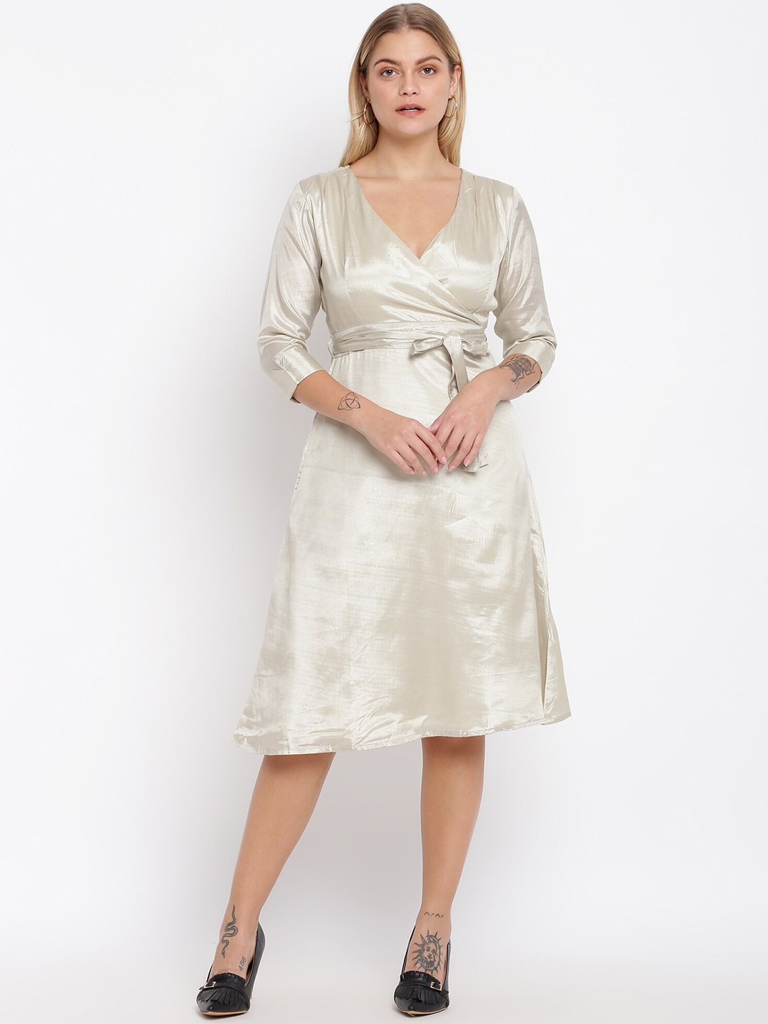 

abof Women Off White Solid V-Neck Dress