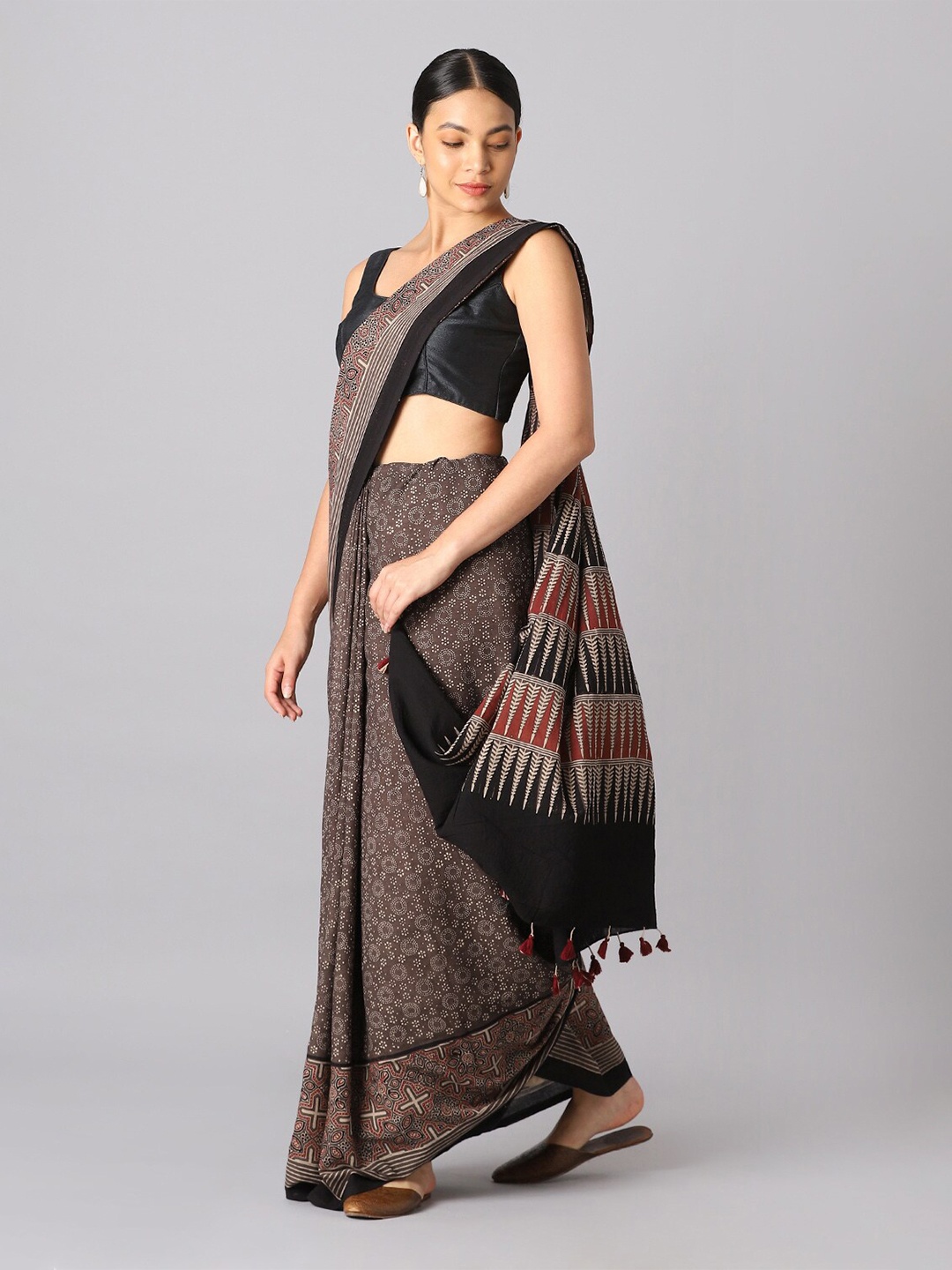 

Taneira Brown & White Bandhani Pure Cotton Saree