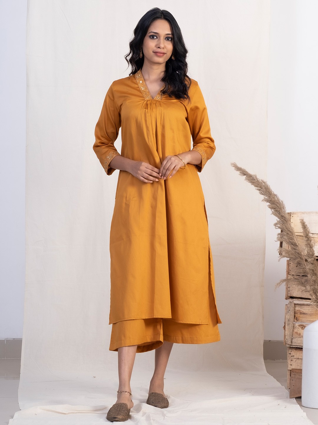 

AKISO Women Solid Gold-Toned Kurta