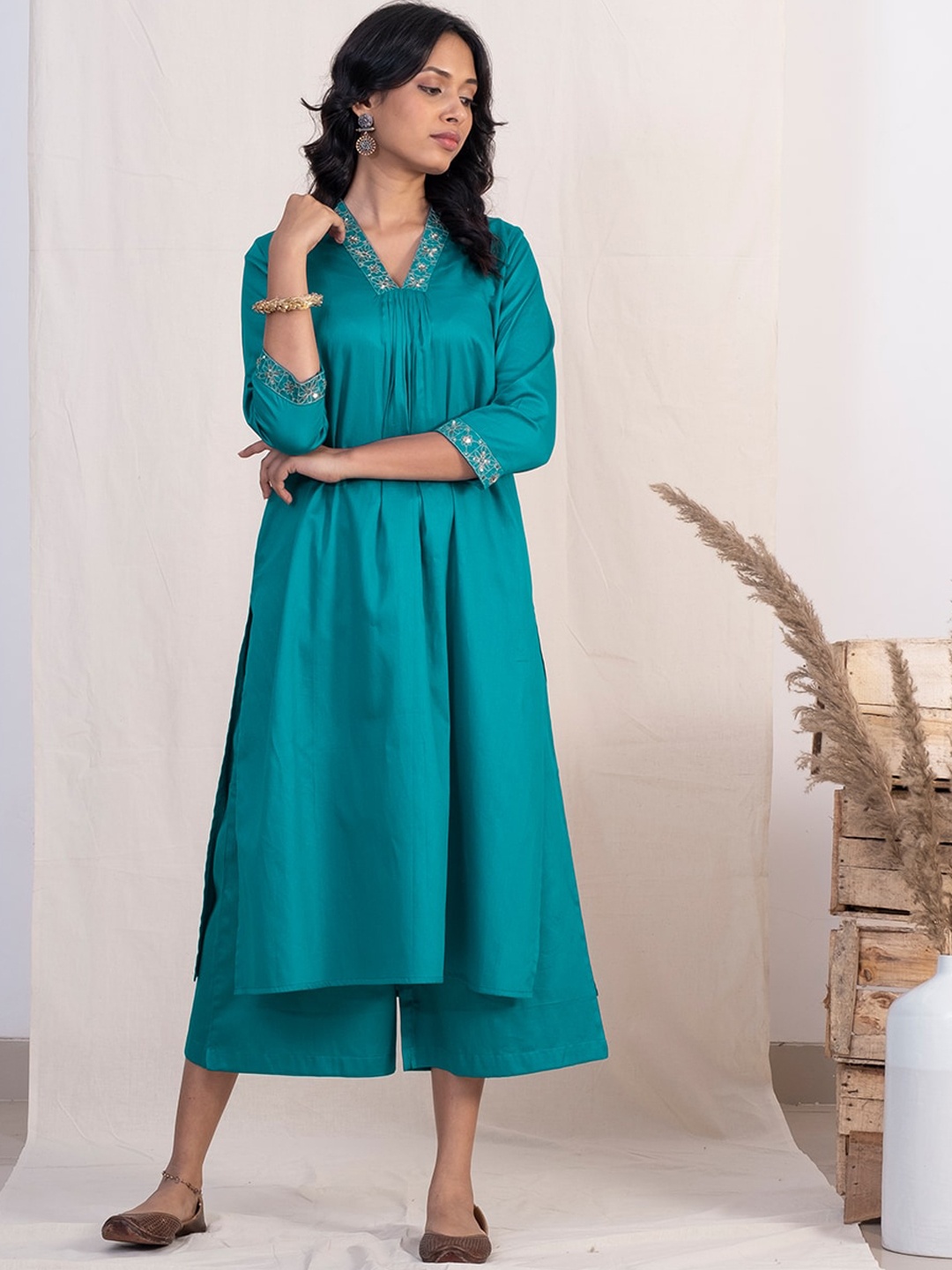 

AKISO Women Embroidered Zardozi Grandeur & Majestic Artwork Kurta, Blue