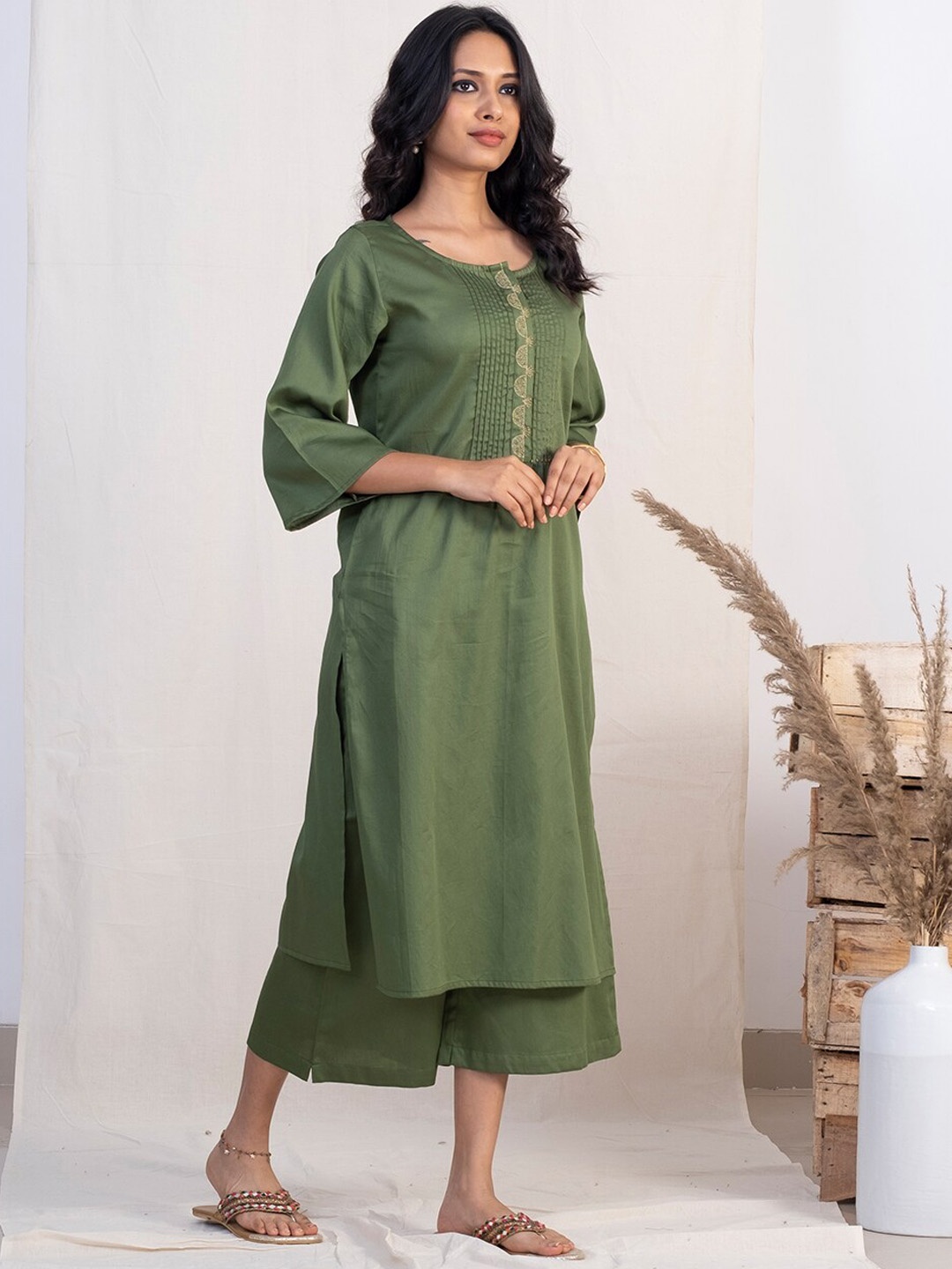 

AKISO Women Round Neck Flared Sleeves Thread Work Cotton Kurta, Green