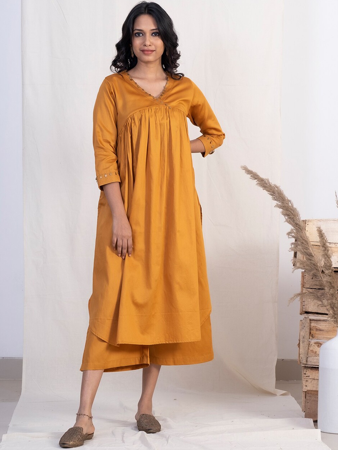 

AKISO Women Gold-Toned Pleated Pure Cotton Kurta with Palazzo