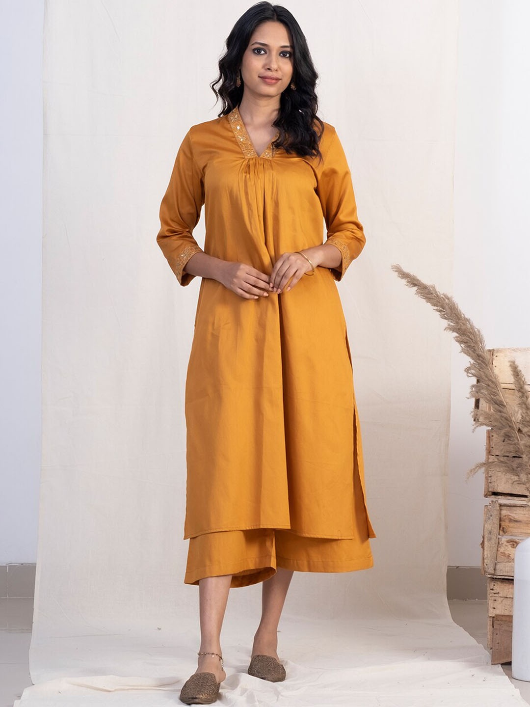 

AKISO Women Gold-Toned Pleated Zardozi Pure Cotton Kurta with Palazzos