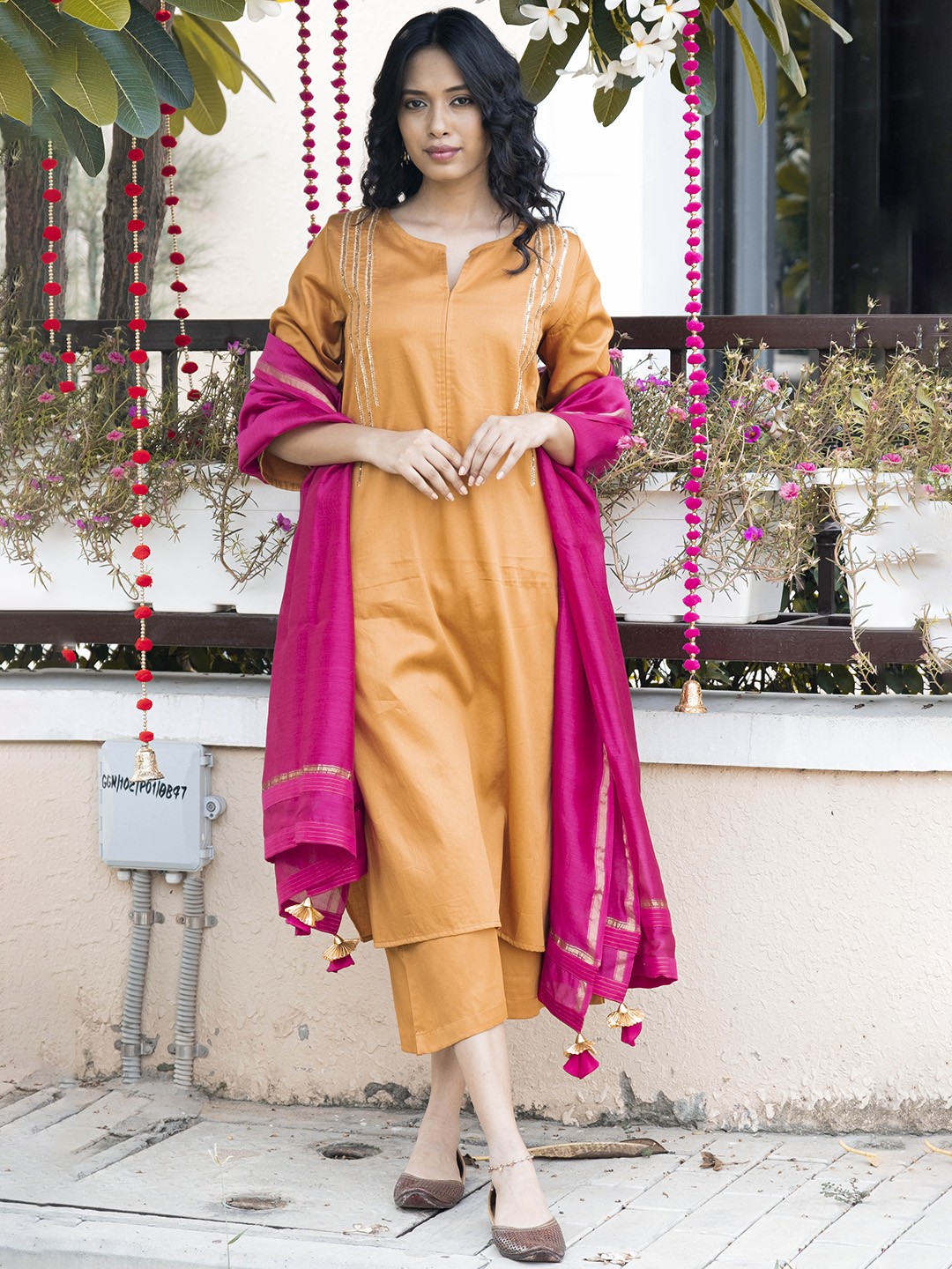 

AKISO Women Gold-Toned Zardozi Pure Cotton Kurta with Palazzos & Dupatta