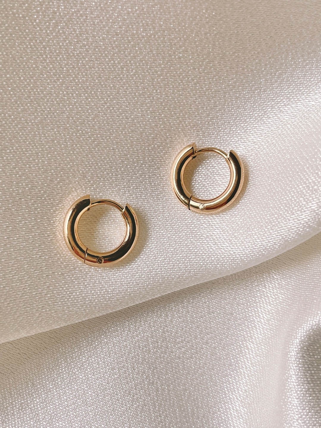 

Mueras Women Gold-Toned Contemporary Hoop Earrings