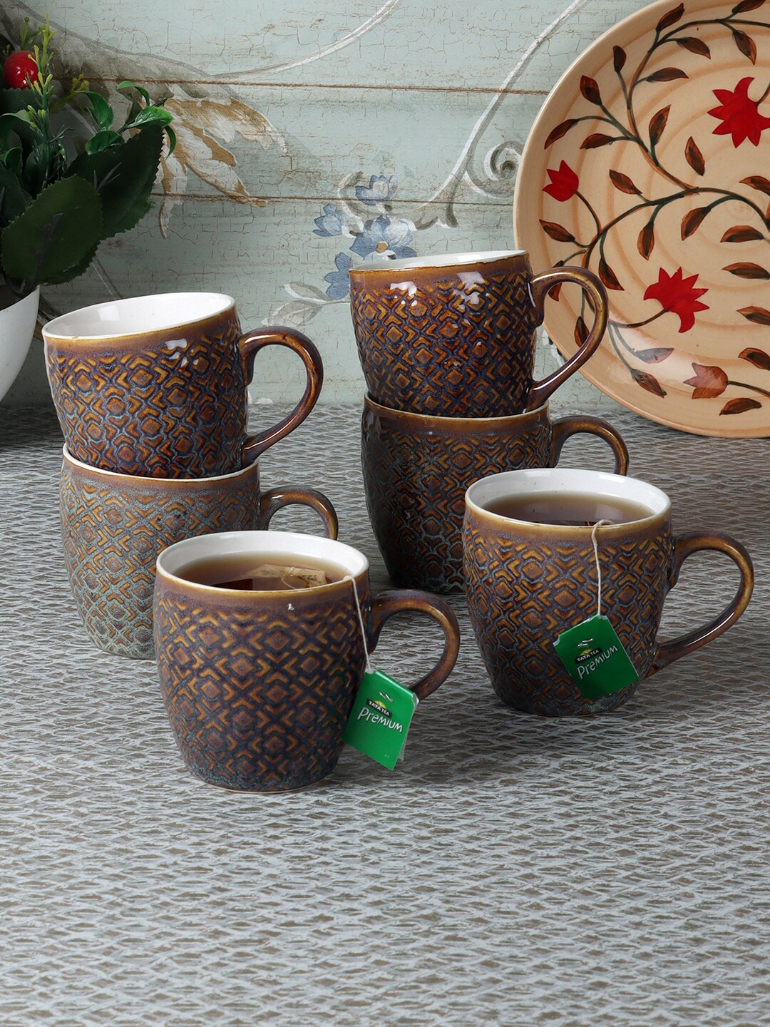 

CDI Brown & White Set Of 6 Textured Ceramic Glossy Cups With Wooden Tray