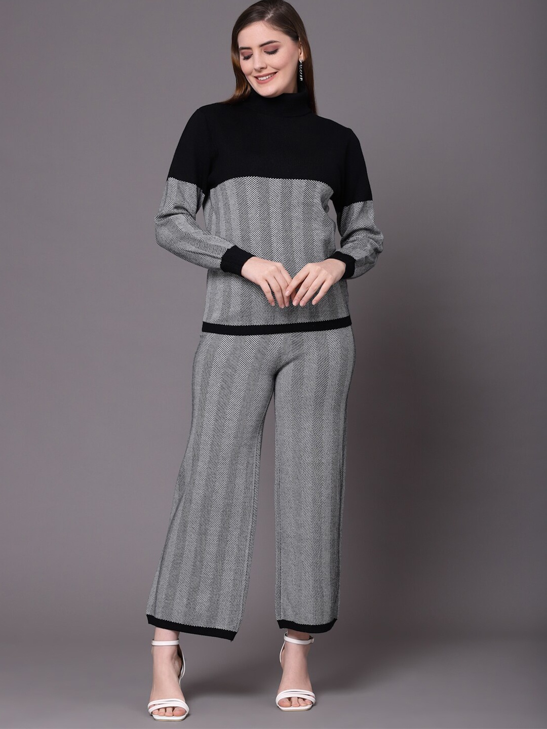 

Mafadeny Women Black & Grey Colourblocked Co-Ord