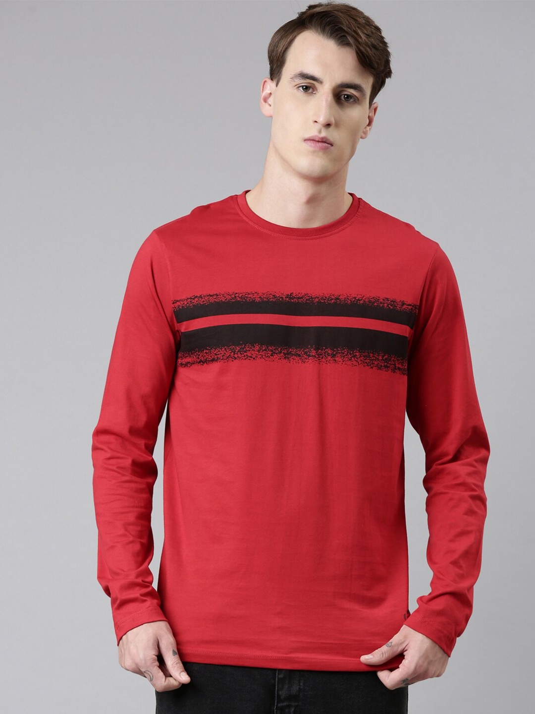 

Chennis Men Red Striped Slim Fit T-shirt