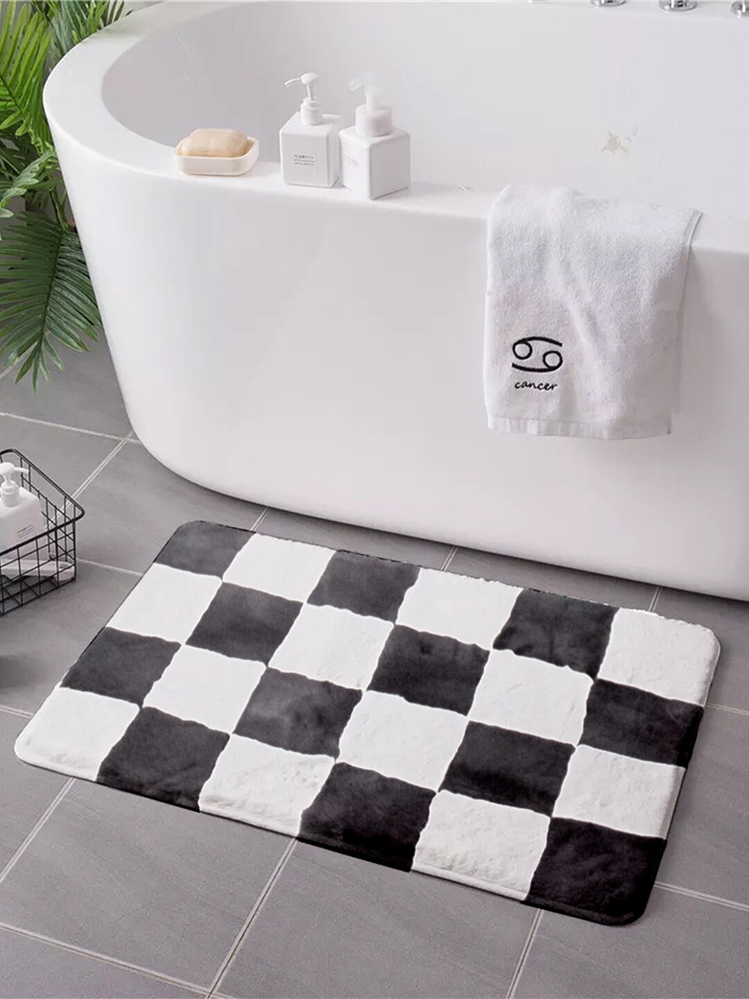 

AVI Black & White 240 GSM Anti-Skid Bath Rug