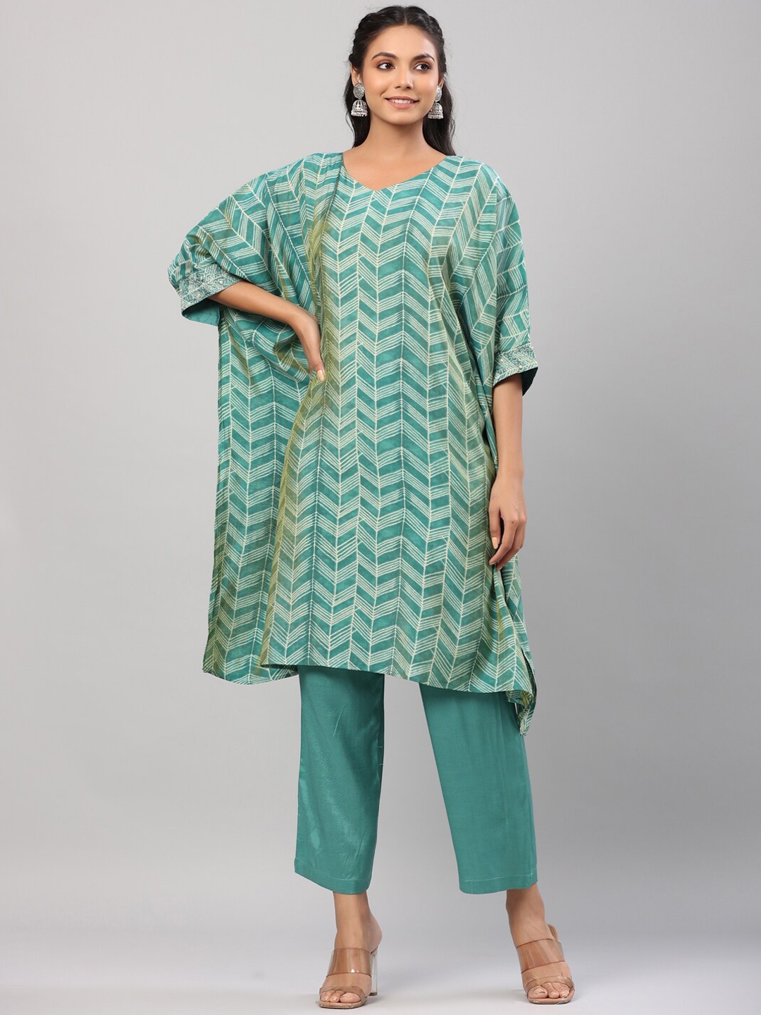 

Do Dhaage Women Green Printed Kaftan Kurta with Trousers