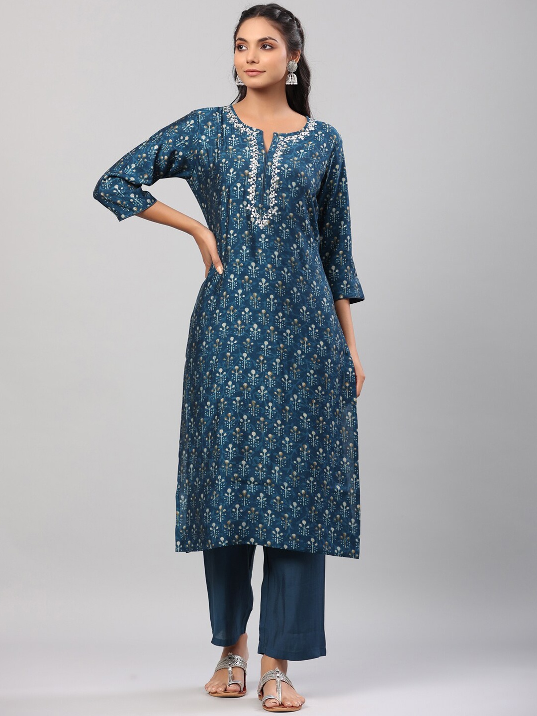 

Do Dhaage Women Blue Floral Printed Kurta with Trousers